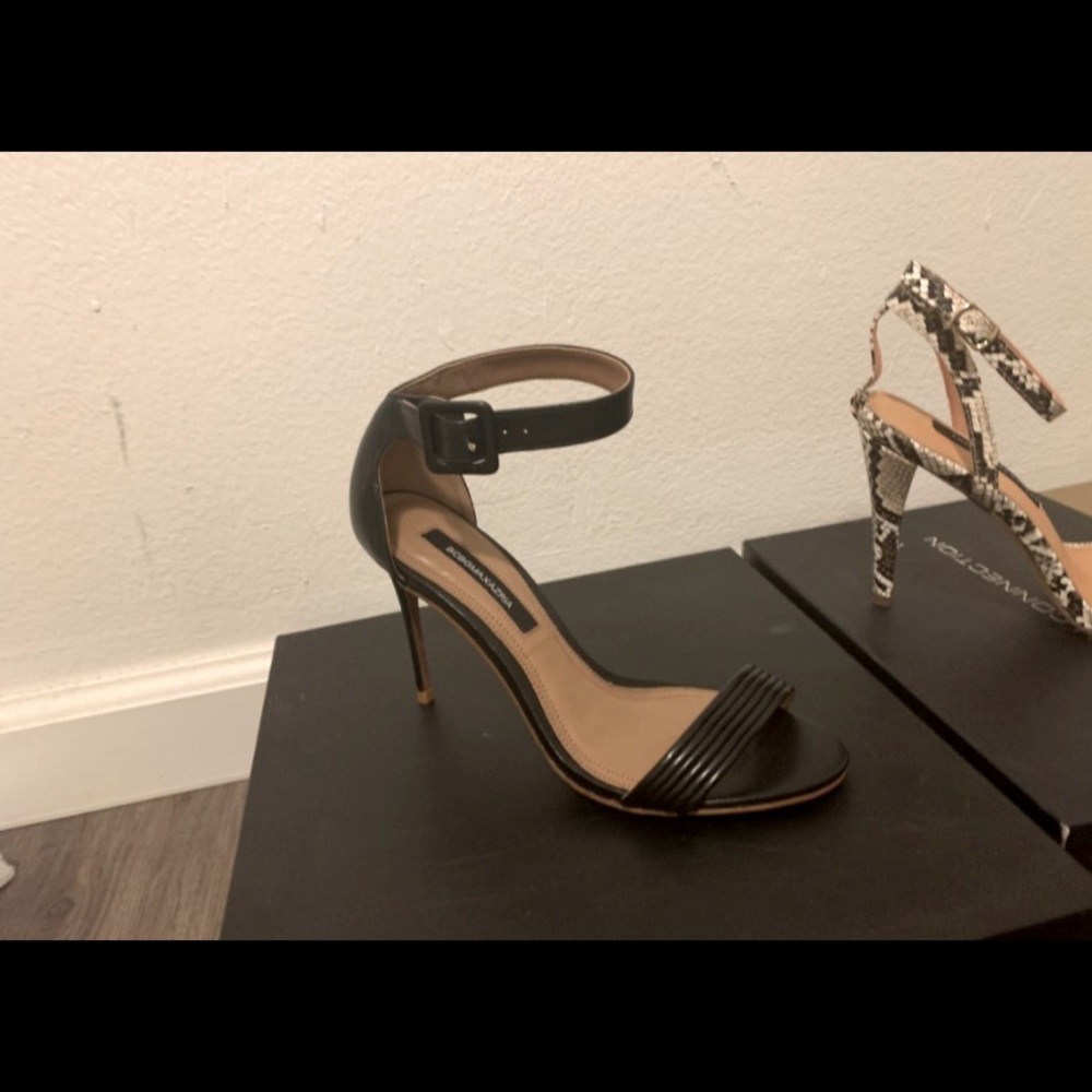 BCBGMAXAZRIA BLACK LEATHER OPEN TOE STILLETO HEELS size 7